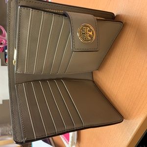 Tory Burch Robinson French Fold Wallet (Medium)